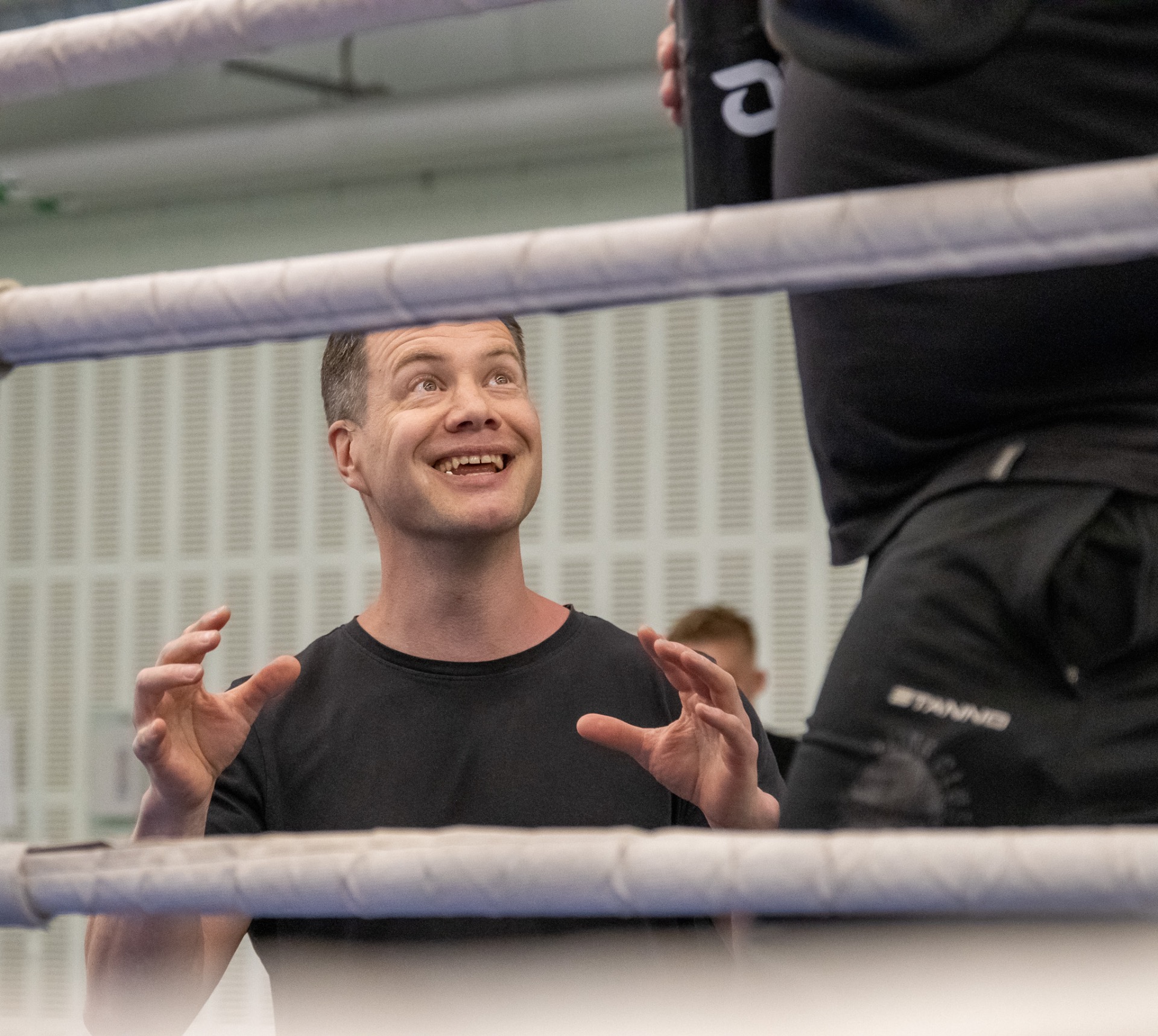 Tatu Nielsen valmentaa suurella intohimolla kilpailijoita, lisäksi hän seisoi James-Luigin tukena kun tämän silmälasien tyylikkyyttä kyseenalaistettiin (Virnistys hymiö)