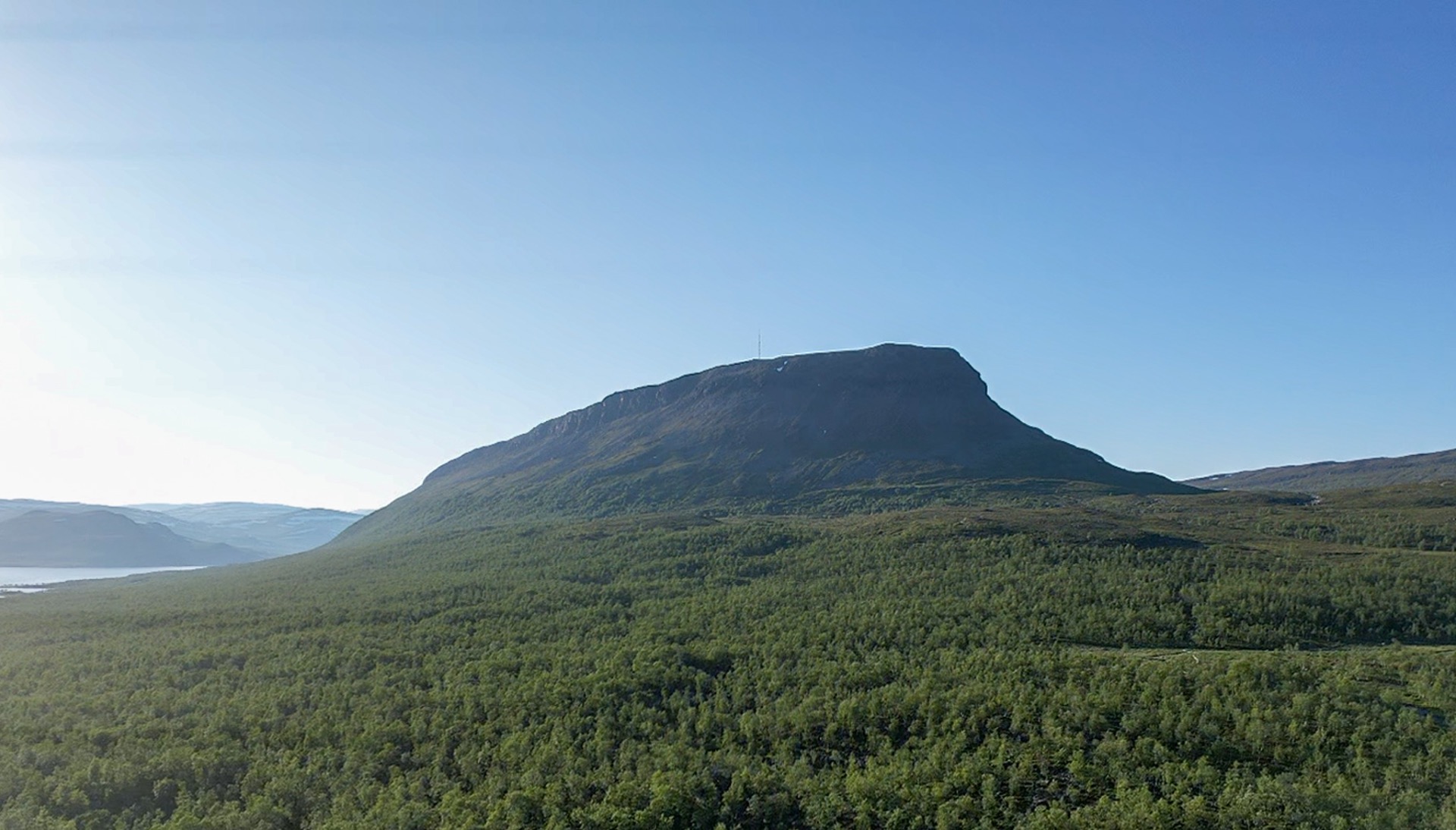 Saana tunturi kohoaa 1 029 metrin korkeuteen. Kilpisjärvi näkyy vasemmassa reunassa.
