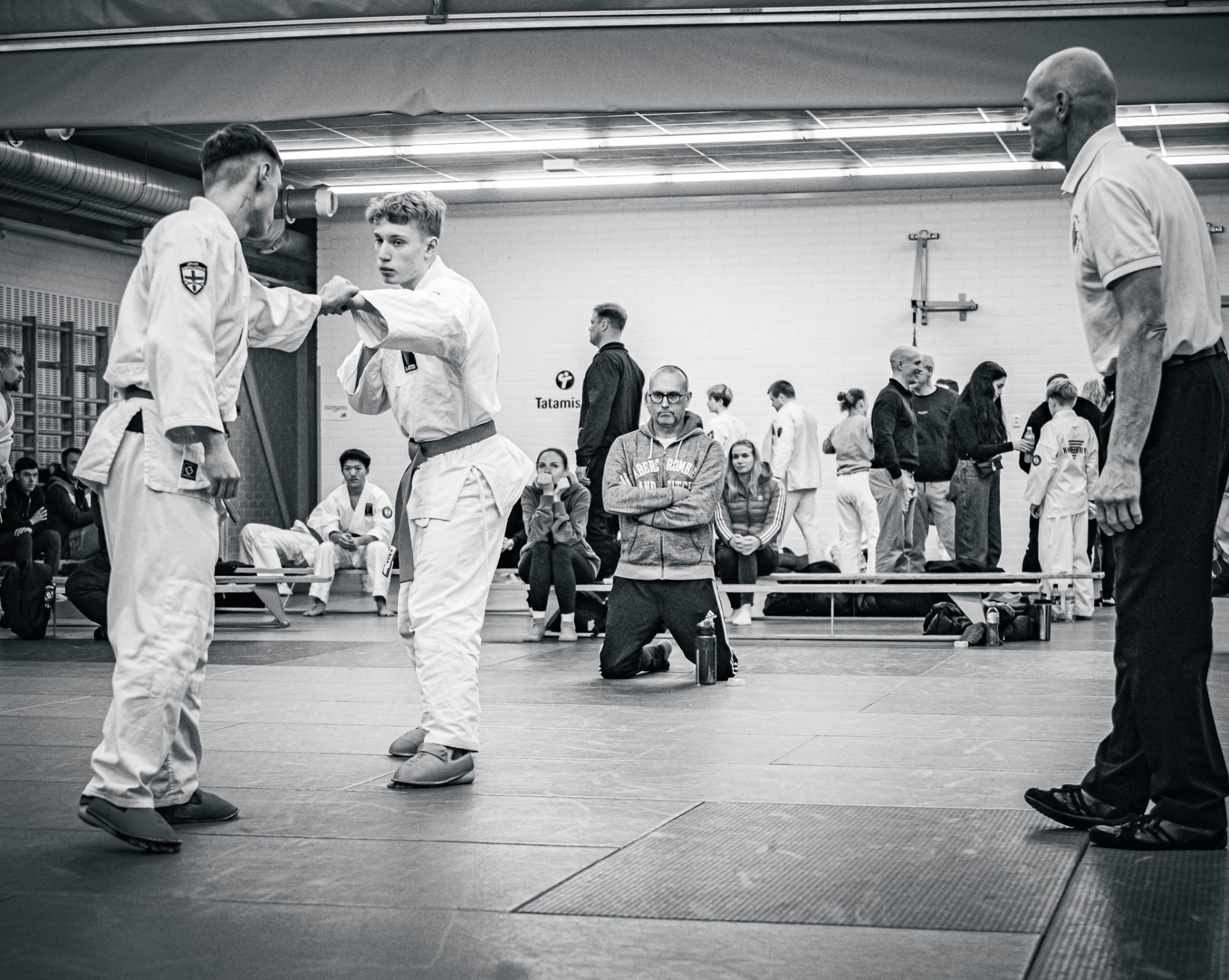 Nyrkit yhteen vastustajaa kunnioittaen ennen matsin alkua.