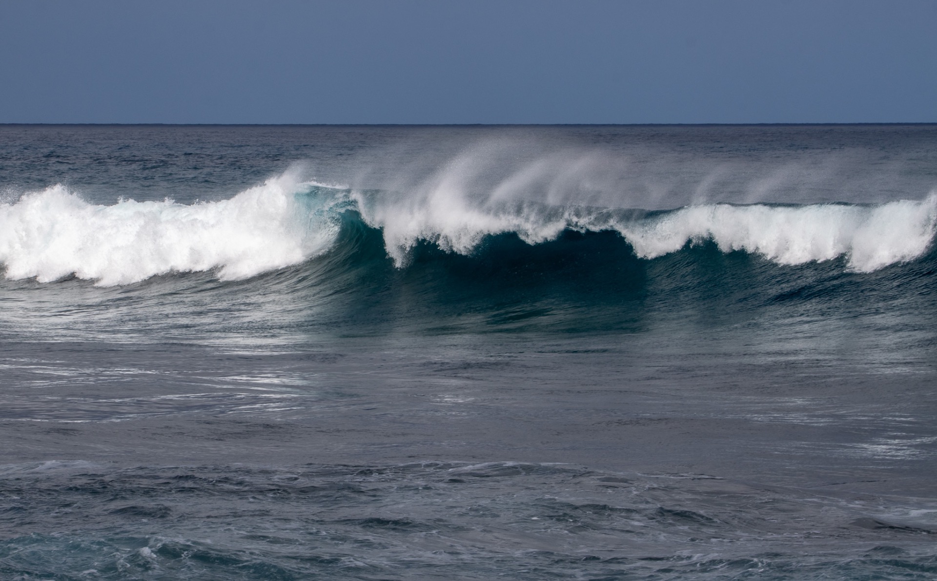 Isot aallot ovat aina mieleeni! Nämä olivat pieniä :( Vasta takaisin kotimaahan päästyämme alkoi saarella kunnon myräkkä ja J-L mietti hetken ottavansa lennon takaisin päästäkseen nauttimaan kunnon myräkästä.